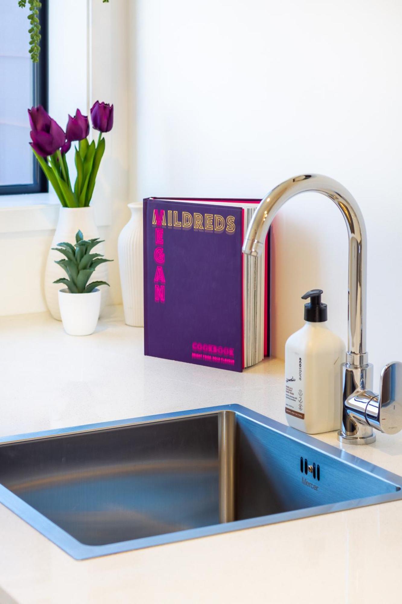 Central City Charm: Pet-Friendly Studio Christchurch Exteriör bild